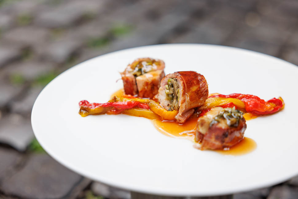 La Ciambella Coniglio Leprino della Tuscia ripieno di vignarola romana con peperoni arrostiti e salsa agrodolce ph Andrea Di Lorenzojpg 2025 12 17 15 01 21