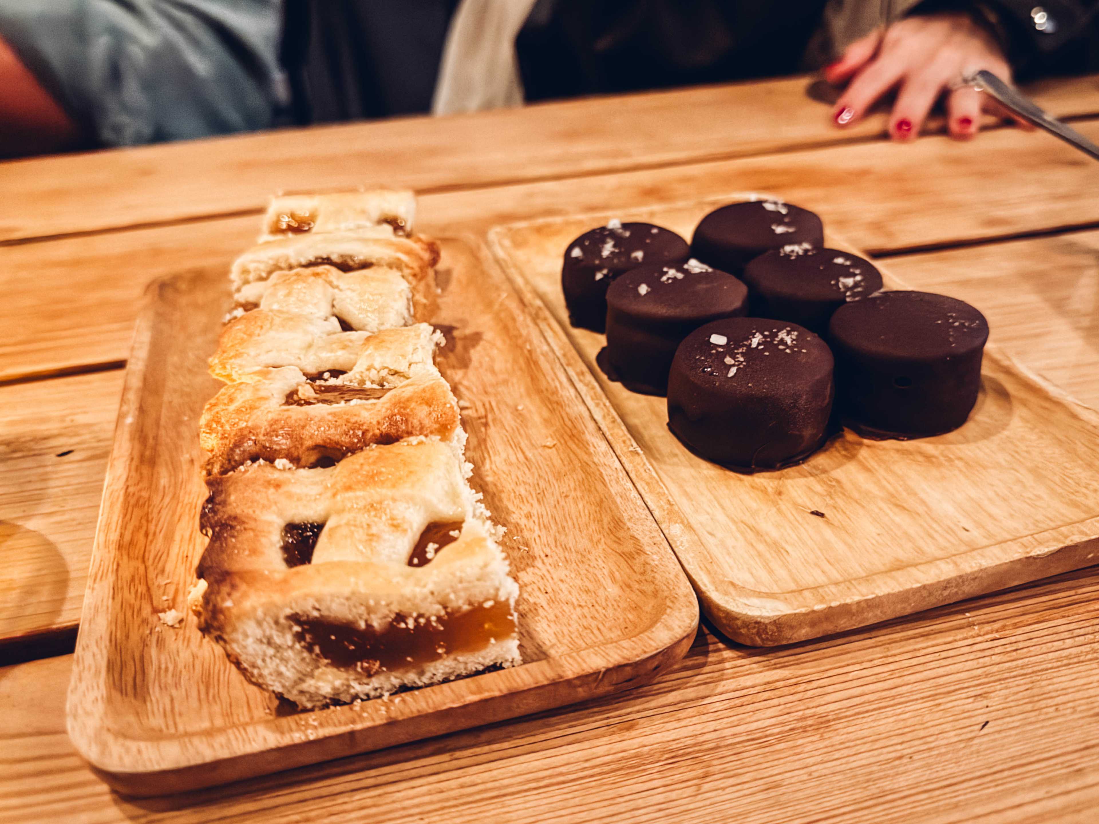 Wooden plates with Argentine pastries