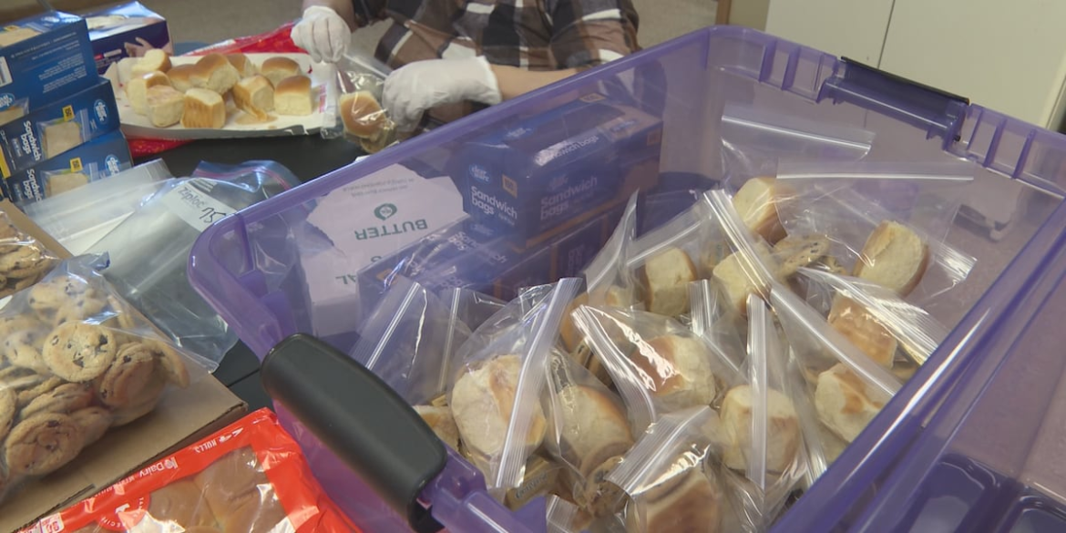 Wausau Eagles Club serves 1,000 drive-up Christmas meals Wausau Eagles Club serves 1,000 drive-up Christmas meals