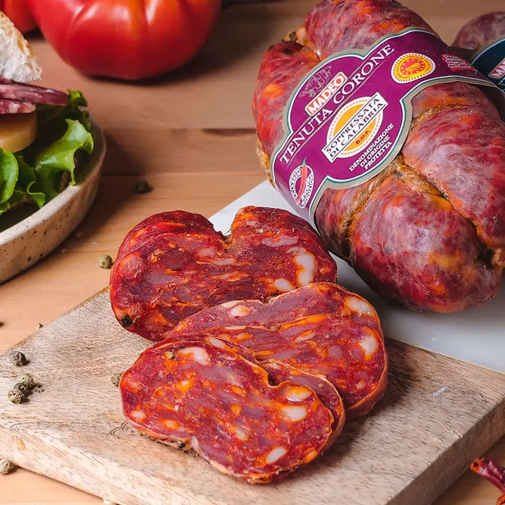 Soppressata di Calabria is a cured sausage made with pork, fat, spices and pepperoni. Firm, intense and artisanal.
