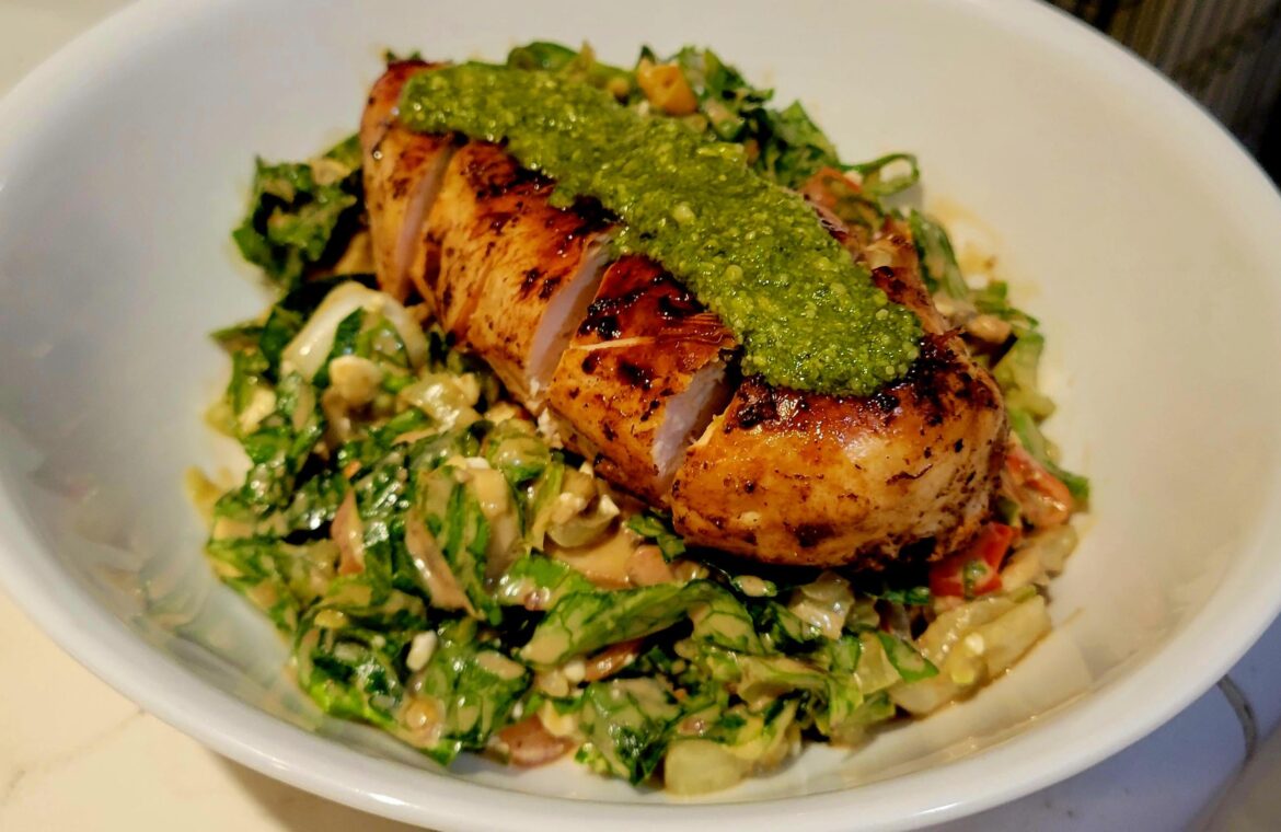 [Homemade] Pesto-topped chicken over a salad with creamy balsamic
