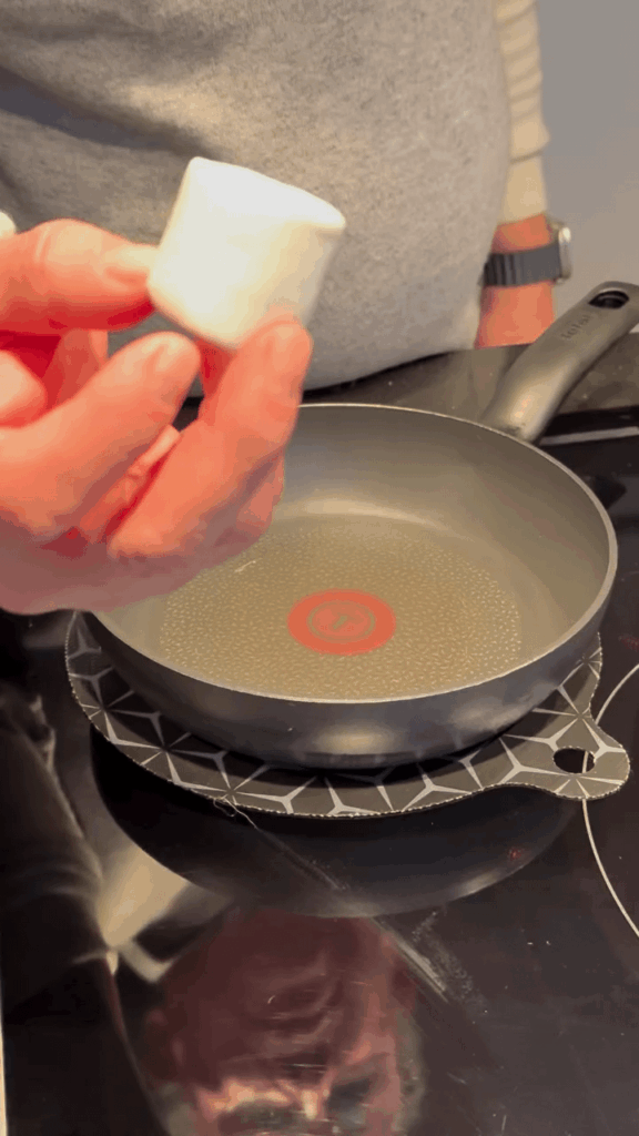 Marshmallow net in a frying pan – is this real? Marshmallow net in a frying pan - is this real?