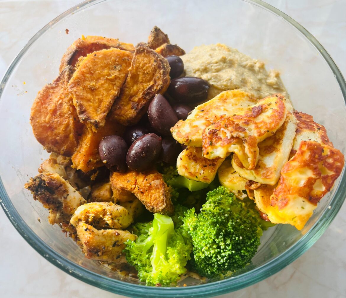 Chicken, steamed broccoli, sweet potato wedges, halloumi, Kalamata olives, and homemade hummus. 😋