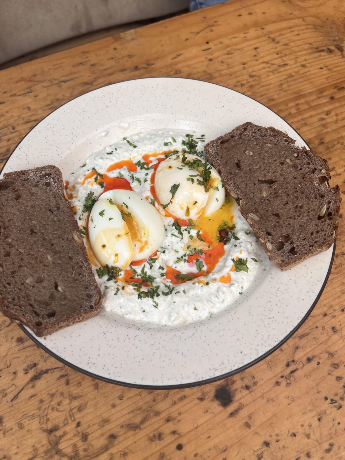 [Homemade] Soft-boiled eggs on garlicky yogurt with chili oil and rye bread