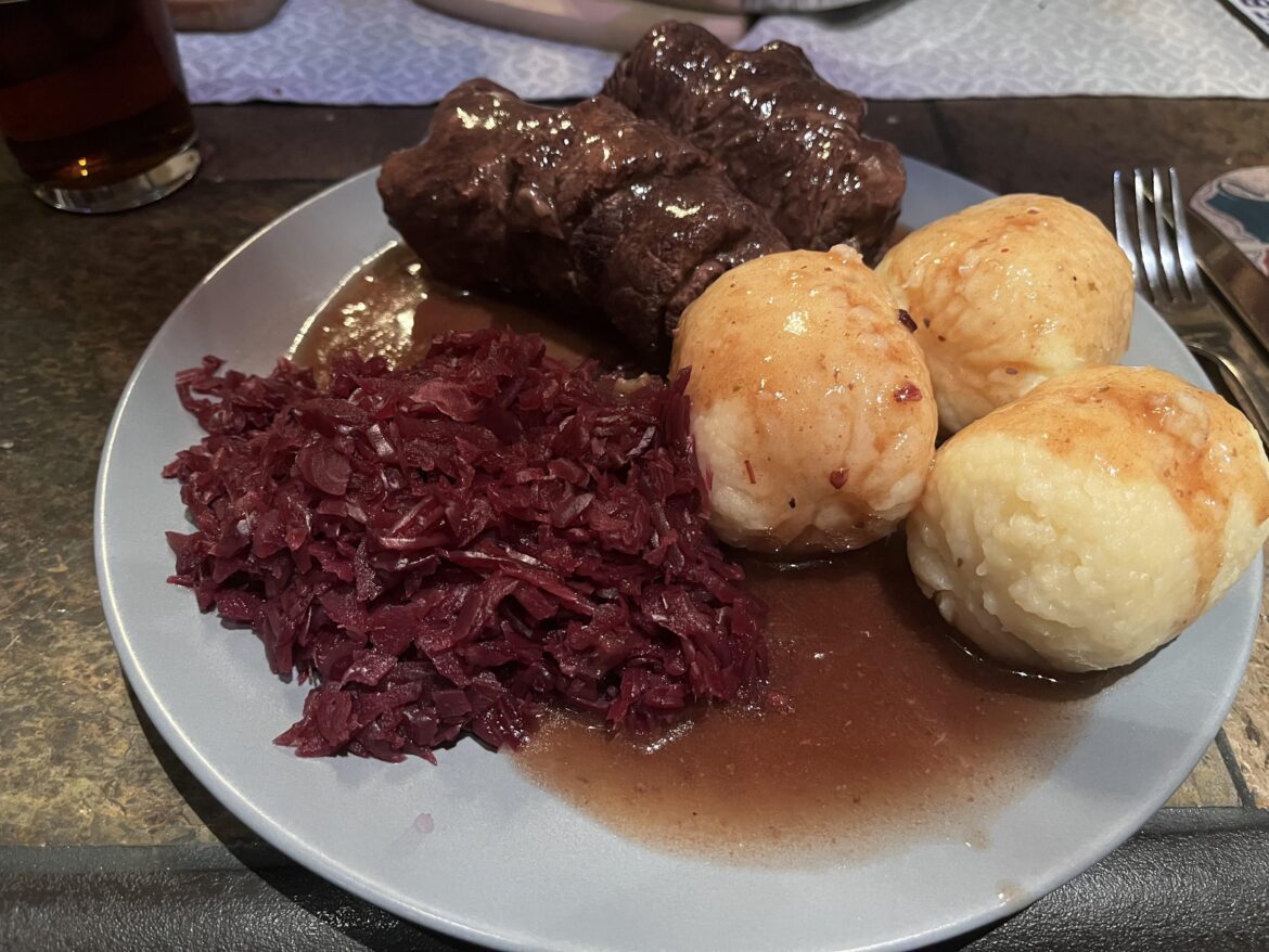 Rouladen mit Knödeln und Rotkohl