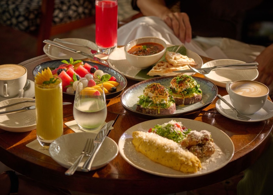 best-breakfast-in-singapore-spago-bar-and-lounge-avocado-toast-fresh-fruits