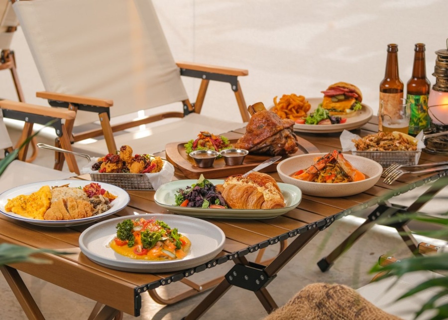 best-breakfast-places-in-singapore-ten+-breakfast-spread-with-croissant-asian-style-breakfast-tater-tots