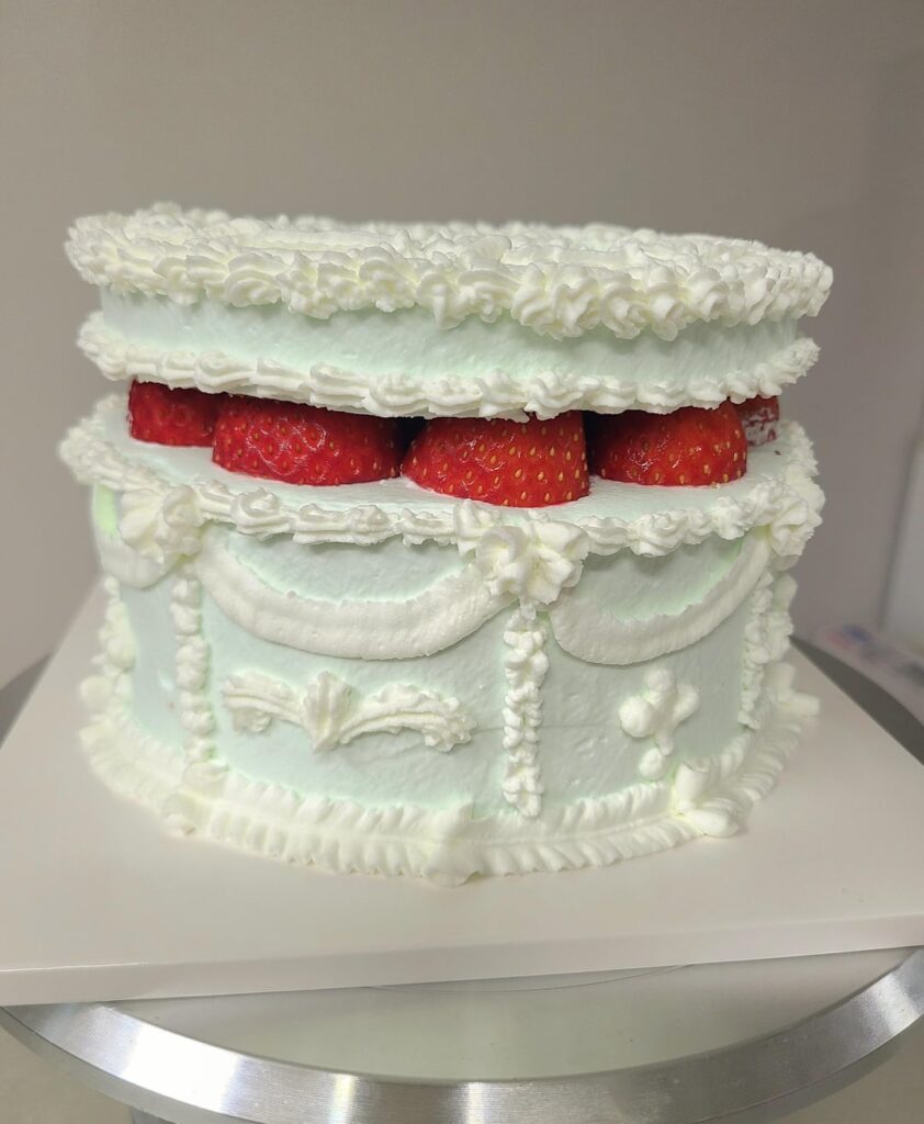 I wanted to make a cake that looked like a jewelry box, but it was much more difficult than I thought it would be. I hope I can do better next time.