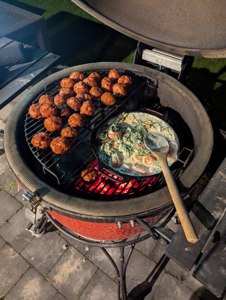 Smoked meatballs with spinach, cherry tomatoes, coconut milk and red curry