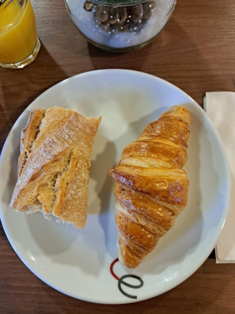 How many calories for hotel breakfast?