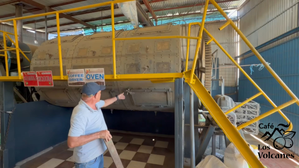 Cada tanda cuenta.
Al sacar el café de la guardiola verificamos humedad y uniformidad para asegurar una excelente taza.
Café Los Volcanes ☕🌋