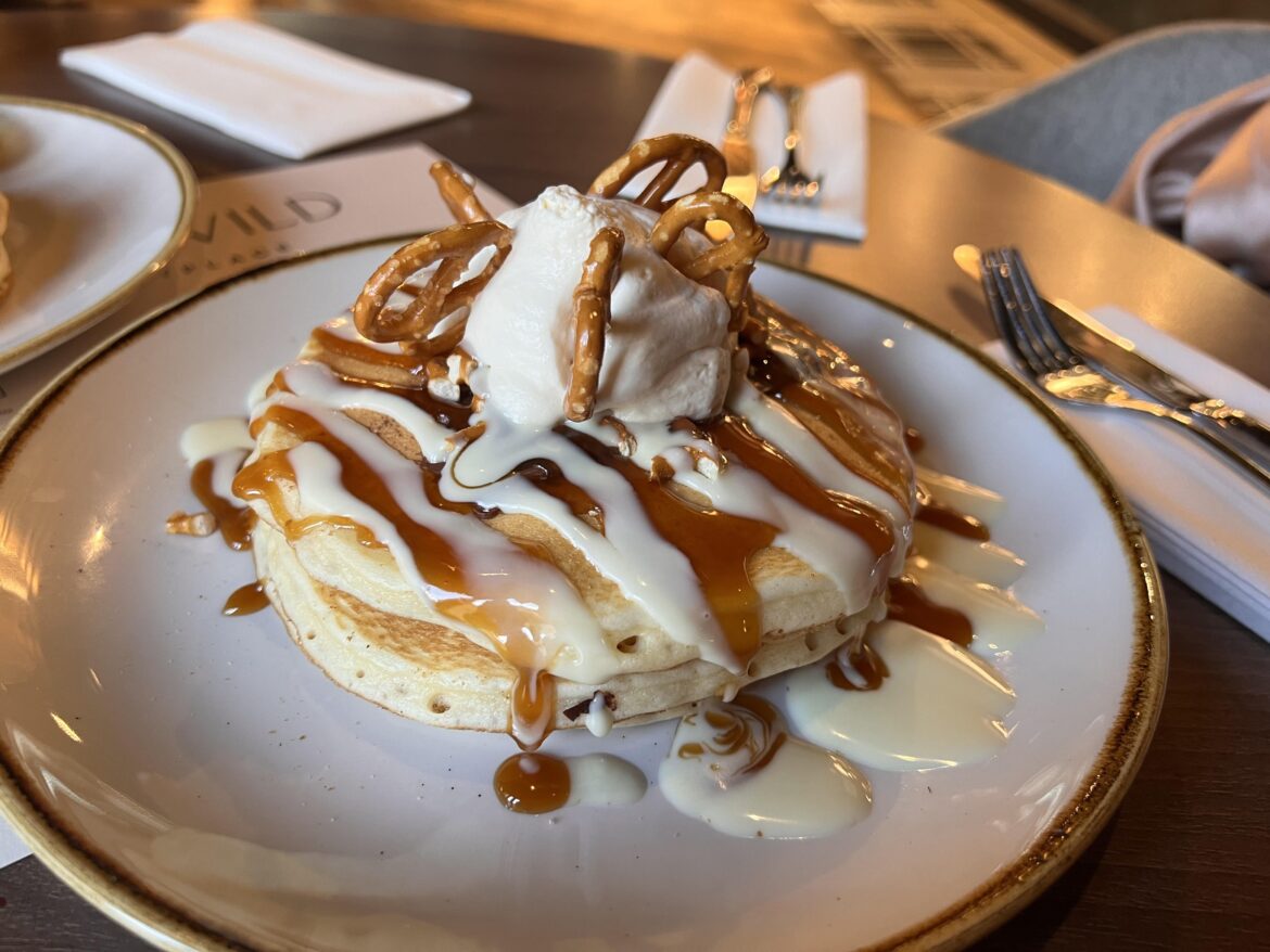 [i ate] Pancakes with toffee & white chocolate sauce 🥞