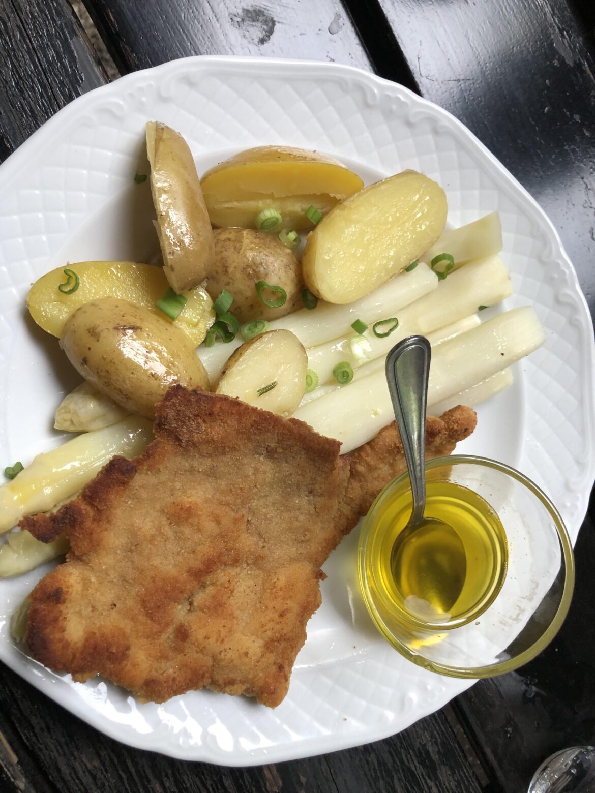Schnitzel with local white Asparagus.