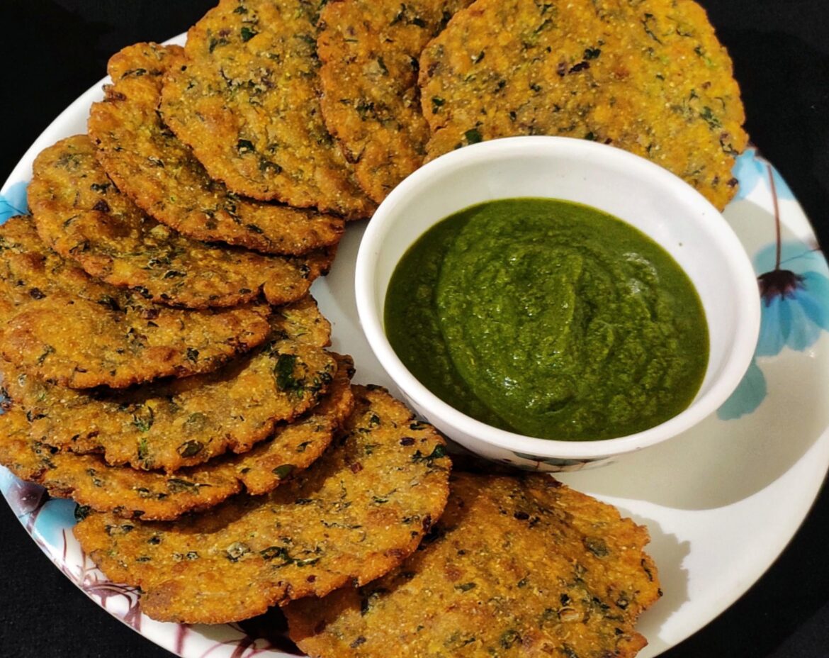 Makki aate ki crispy methi puri