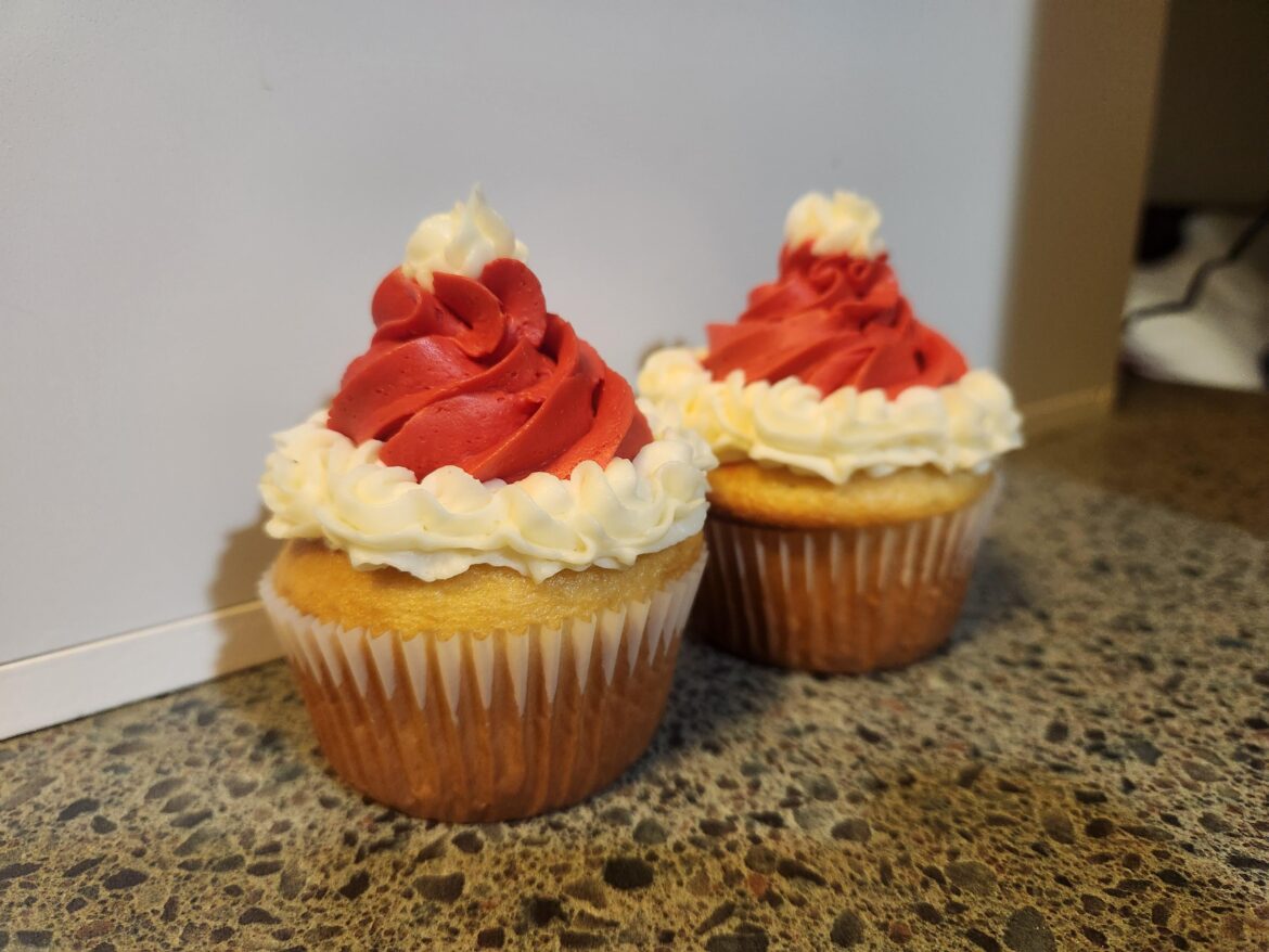 It's been a hard holiday season, but made some santa hat cupcakes. 🎅