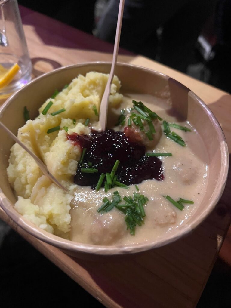 I went to a Christmas market in Berlin and got to try vegan köttbullar and a chimney cake