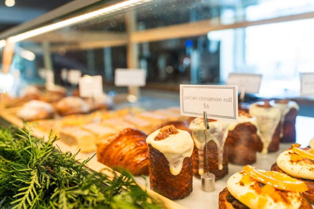This salad and cinnamon rolls - So tasty from épicerie
