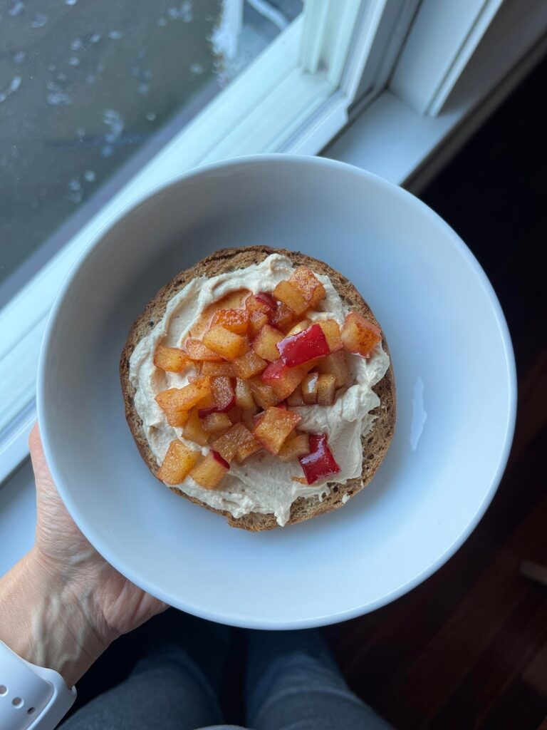 royo cinnamon bagel apple pie snack, 115 cal, 14g protein