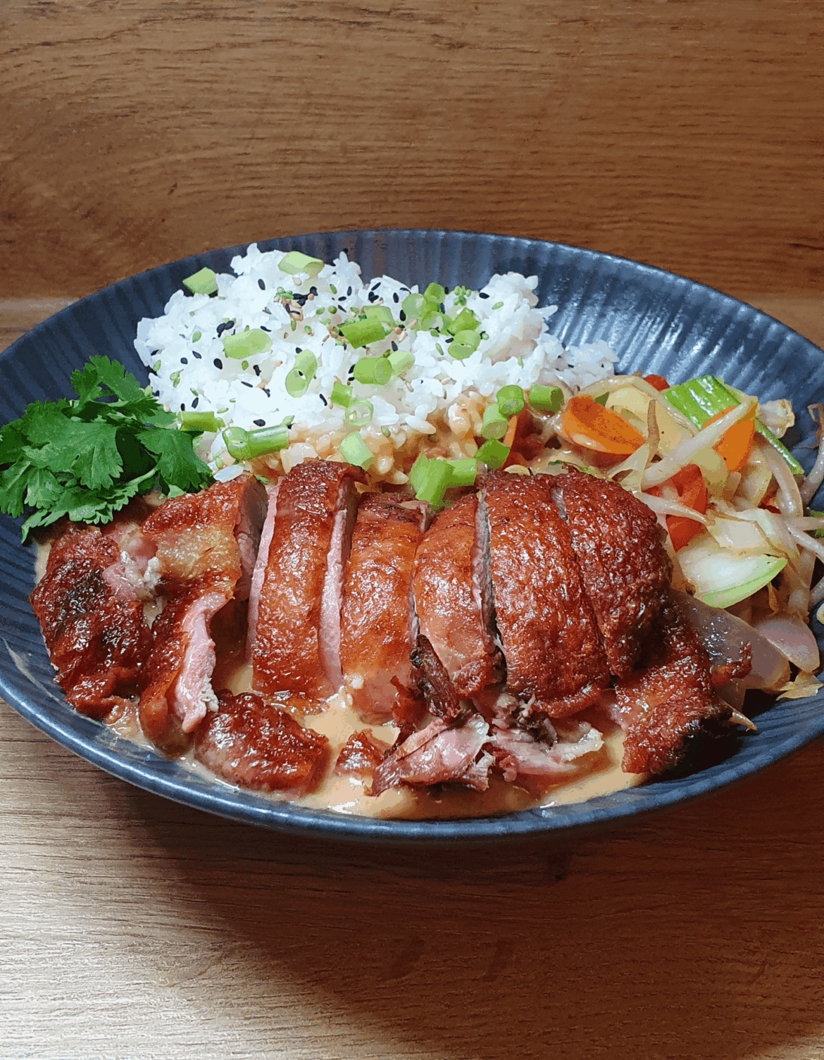 Baked duck with peanut-coconut sauce and rice (spicy)