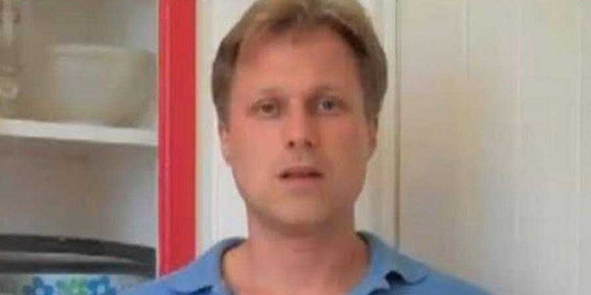 Snoop Dogg shared this man’s awkward online cooking show and now people are absolutely hooked Snoop Dogg shared this man's awkward online cooking show and now people are absolutely hooked