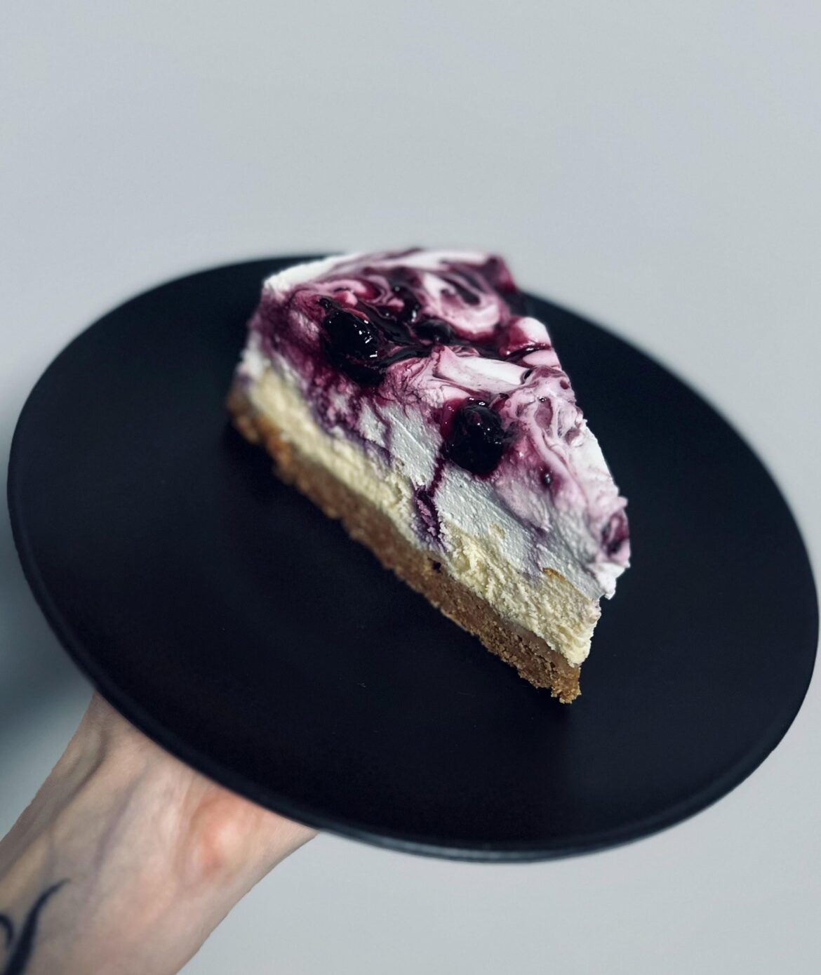 Blackcurrant-curd cake