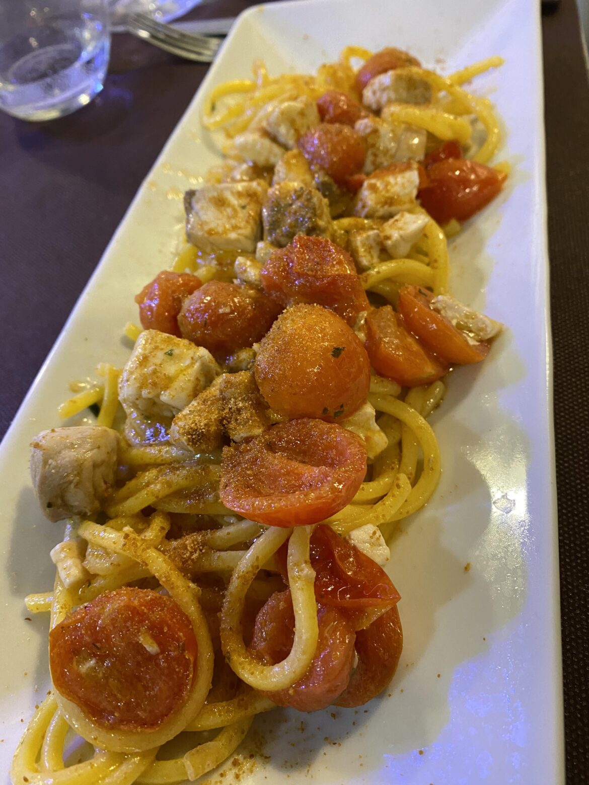 Spaghetti con pesce e pomodorini