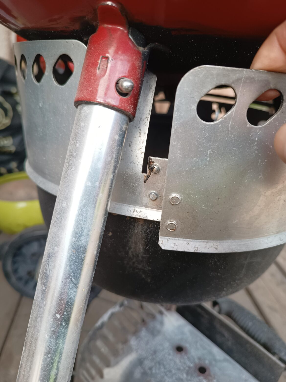 Ash catcher ring on the kettle broke. How to fix?