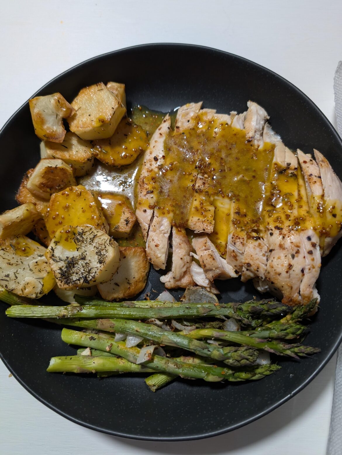 Day 2 of my wife's week off and is cooking dinner. Honey mustard chicken, crispy potatoes and asparagus 🤤