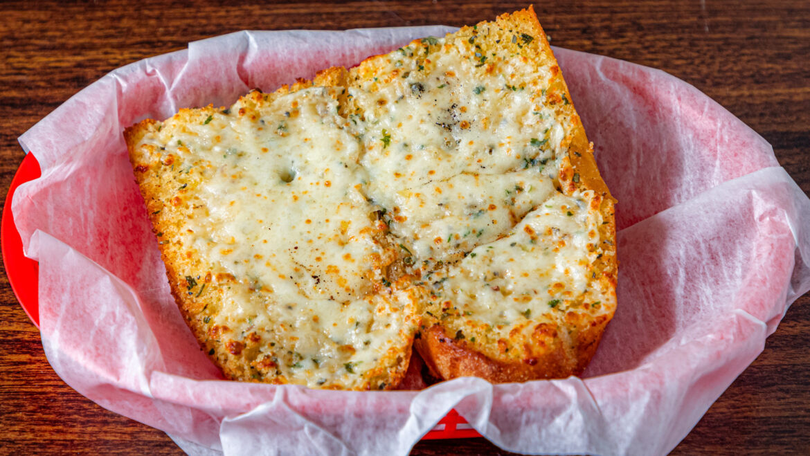 The Garlic Bread Substitution You Should Always Order At Traditional Italian Restaurants
