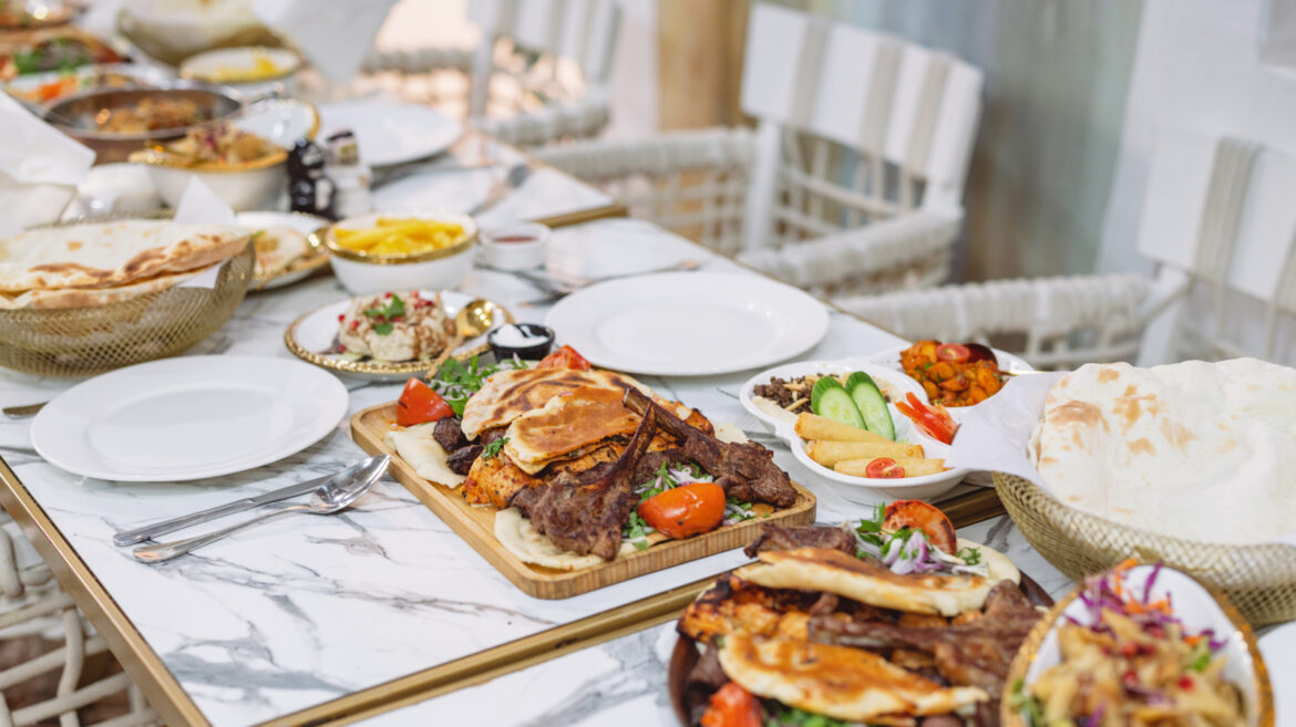 Avoid This Ordering Mistake When Dining At A Greek Restaurant