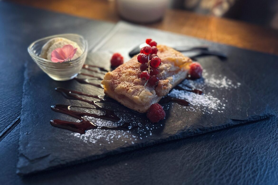 Warm apple pie with ice cream