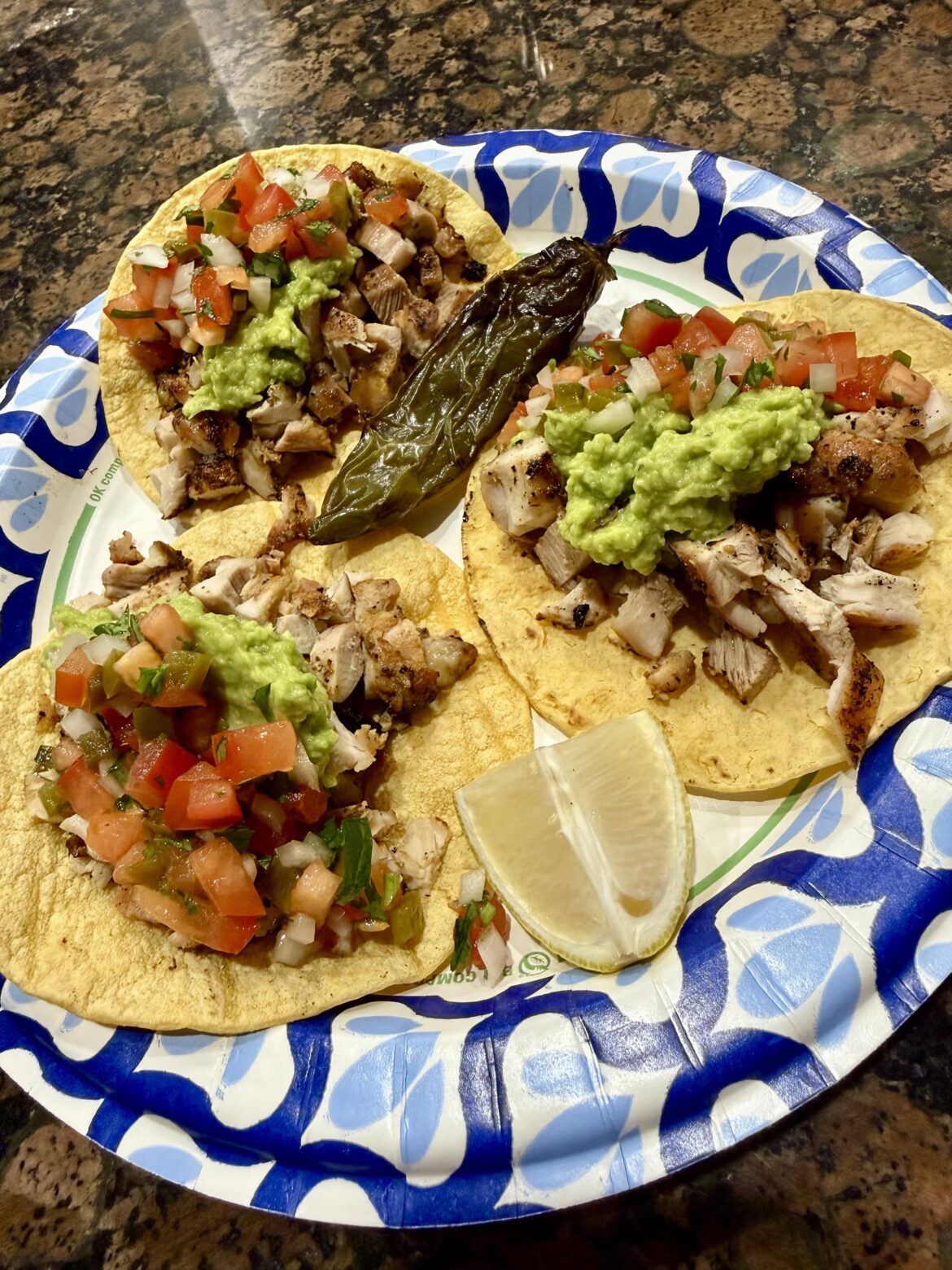 Tacos de pollo asado con salsa bandera y guacamole y que no falte el jalapeño 🔥