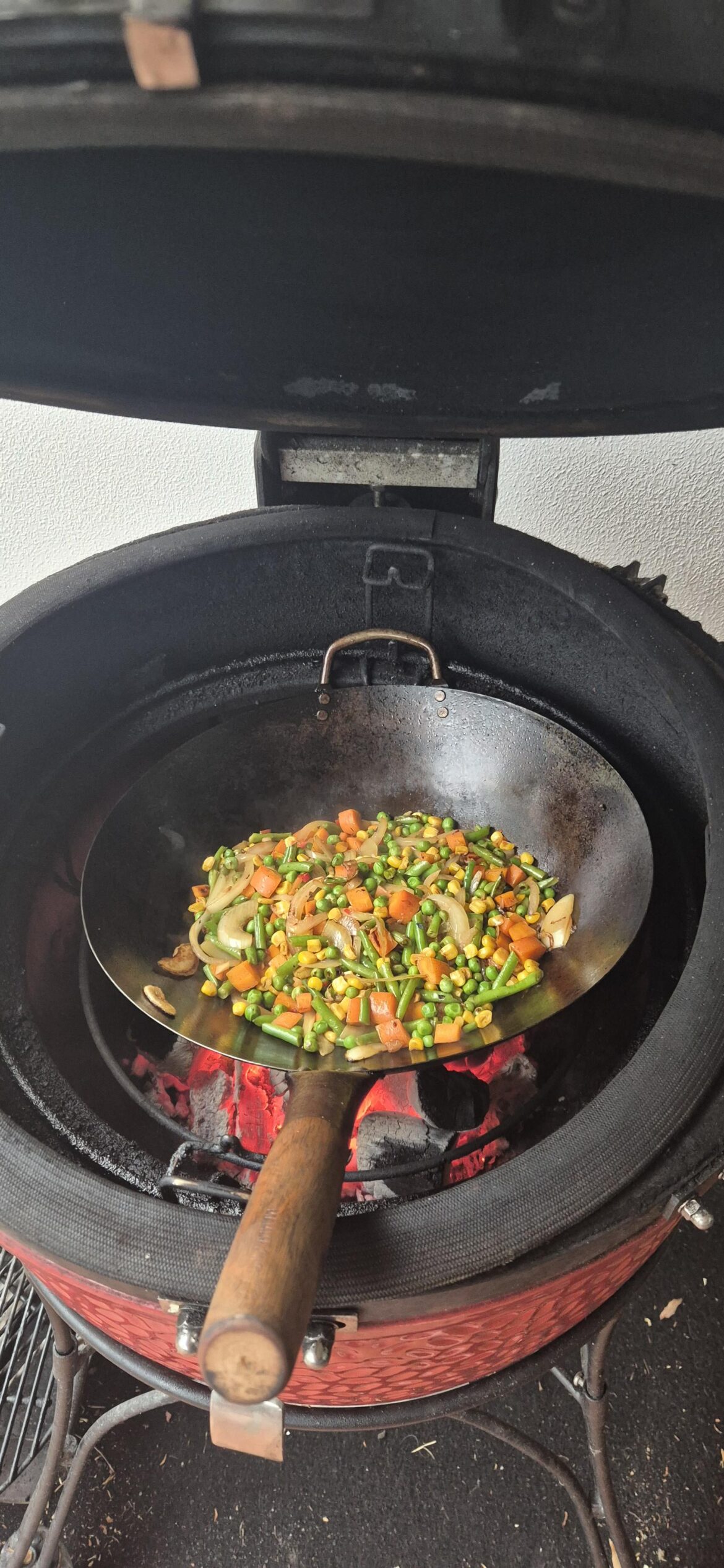 Anyone wok their veg on the kamado?
