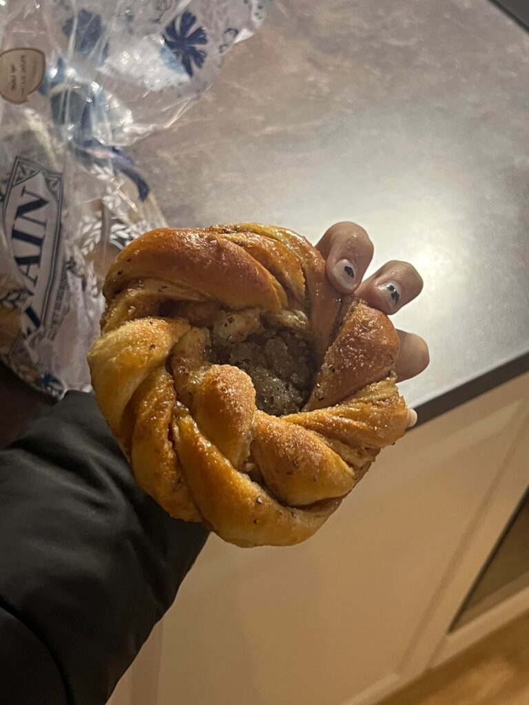 calories for this big boy cinnamon knot pastry??