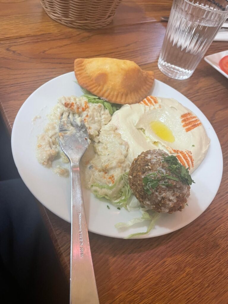 4 mezzés chaud et froid, mouhallabié, Taouk et Kefta from Sama Loubnane à Paris