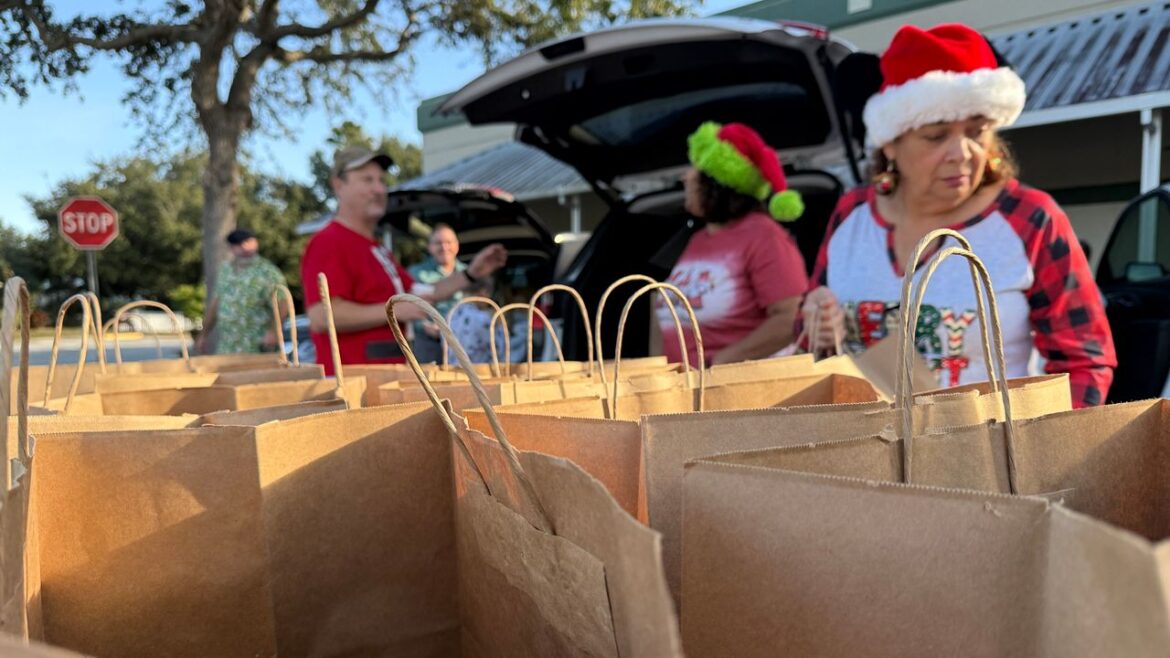 Volunteers deliver Christmas meals to Osceola seniors