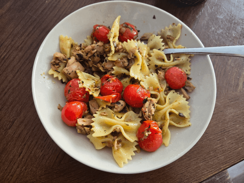 Tuna pasta with cherry tomatoes (420 calories)