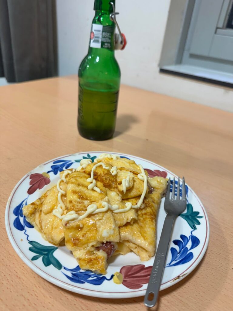 groninger sausage, goudse kaas, slagroom, folded eggs, sriracha, mayonnaise, grolsch