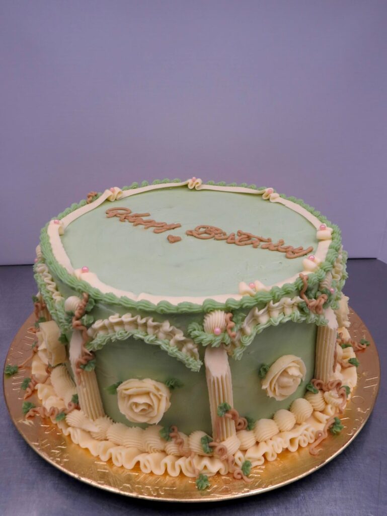 A cake I made for a friends birthday. Tried out a new vintage style (was lowkey difficult lol)