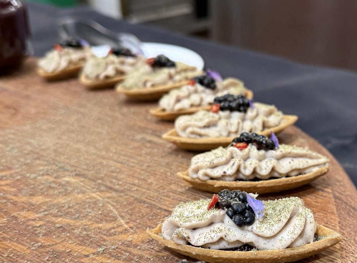 Spiced tart, blackberry gelee, chestnut mousse, sage powder Spiced tart, blackberry gelee, chestnut mousse, sage powder