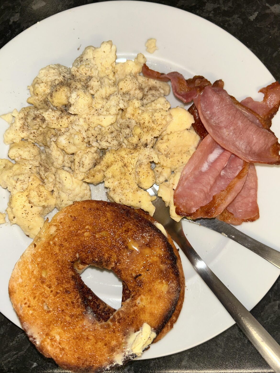 Scrambled eggs, bacon and a bagel 🥯