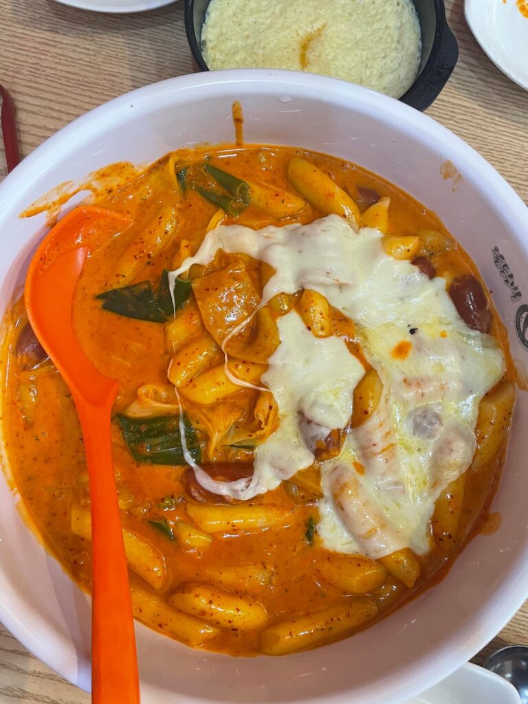 I ate tteokbokki, rice ball with fried snack