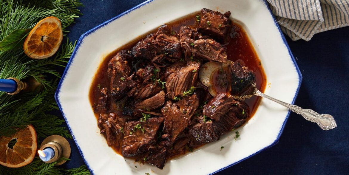 Cozy Christmas Dinner Menu Featuring Red Wine–Braised Short Ribs Cozy Christmas Dinner Menu Featuring Red Wine–Braised Short Ribs