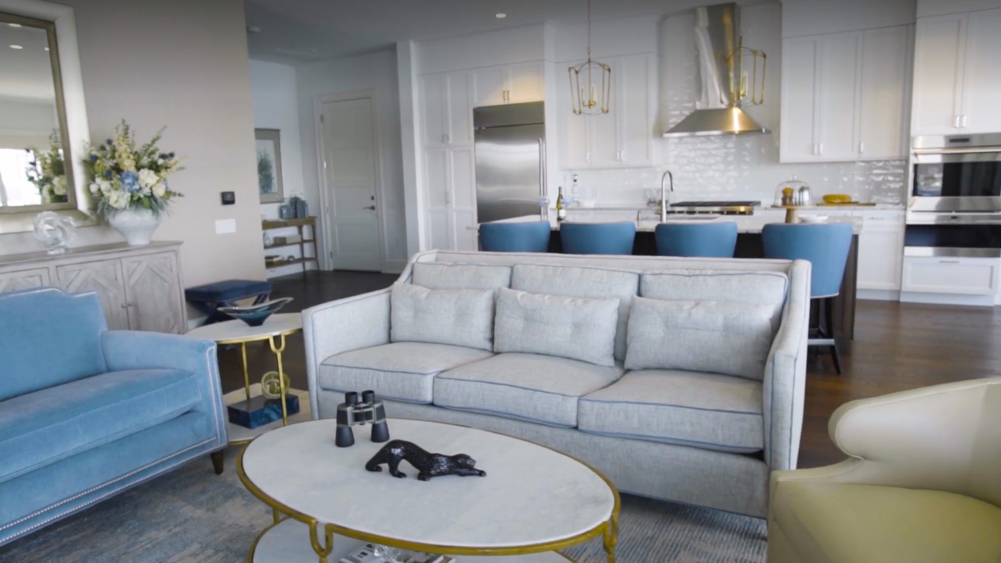 Tartlets with chicken, orange and pine nuts