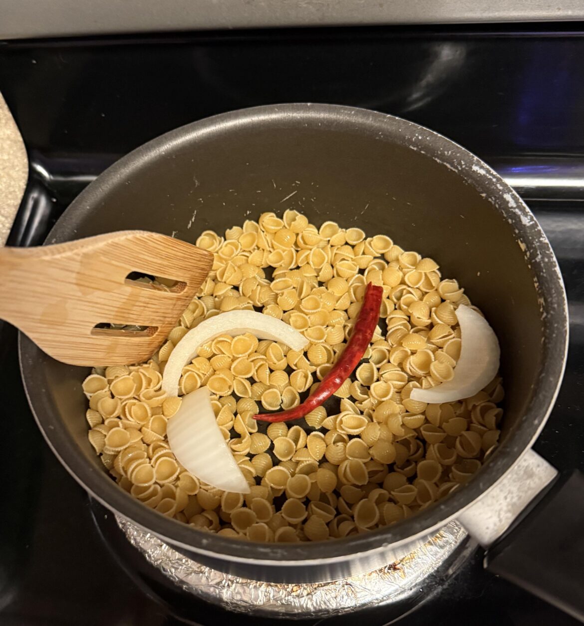 Trying to toast my Annie Mac n cheese noods with chile árbol idk