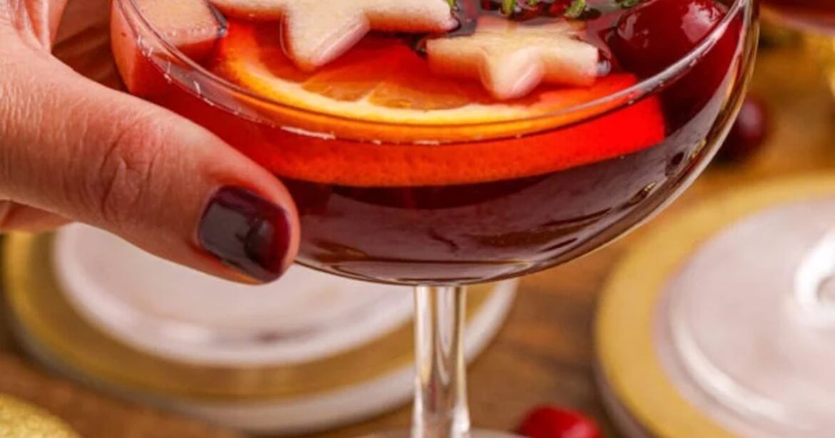 11 Easy Holiday Cocktail Recipes That’ll Make You Feel Merry & Bright 11 Easy Holiday Cocktail Recipes That'll Make You Feel Merry & Bright