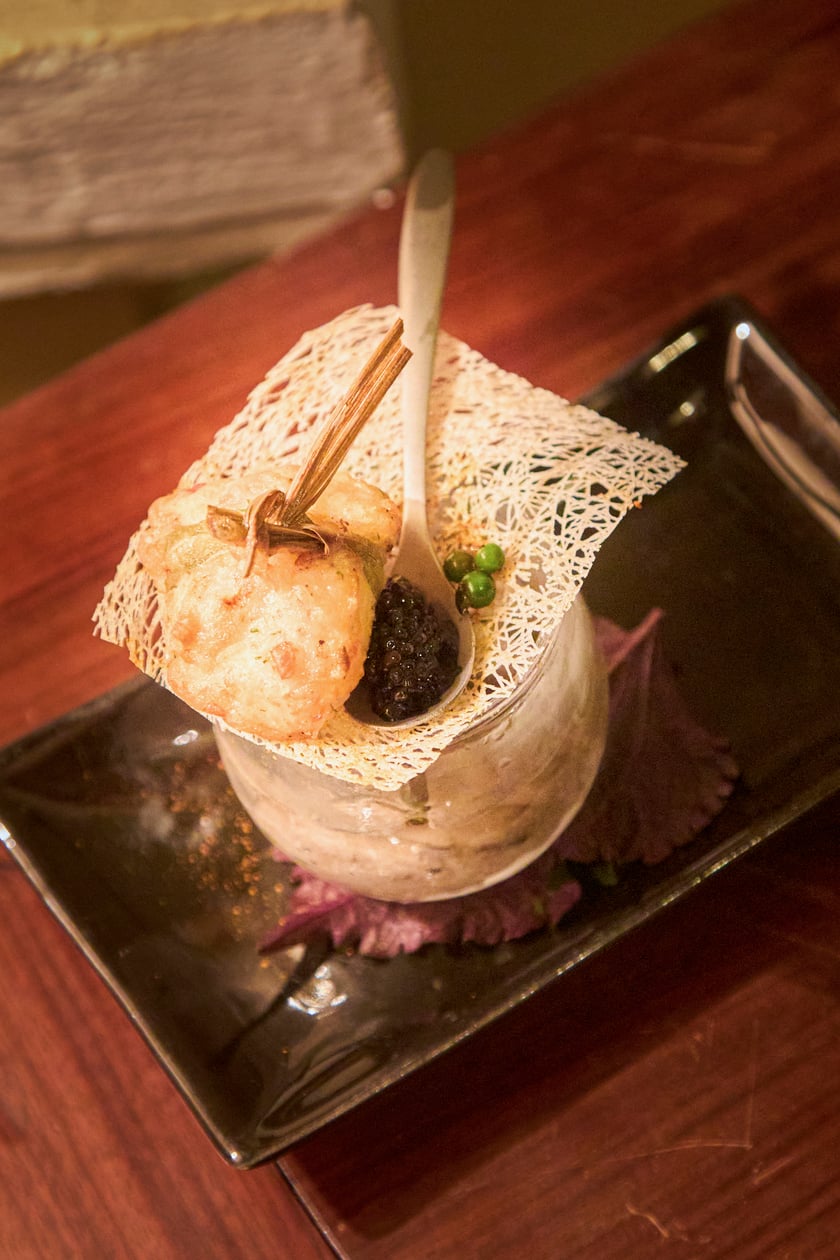 Má cá vược chiên giòn kết hợp với sorbet tiêu - một sự đối lập thú vị giữa nóng và lạnh, cay dịu và thanh mát để tái khởi động vị giác