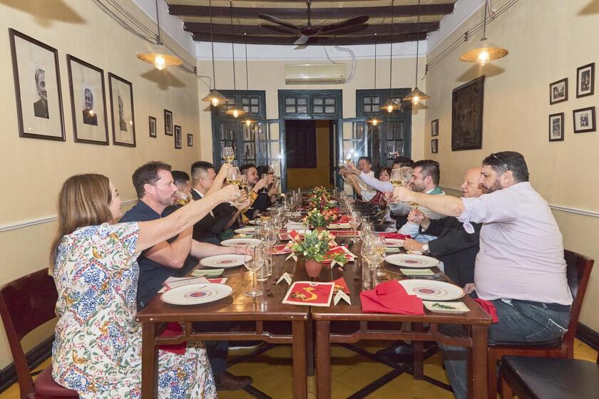 Tại đây, ẩm thực không chỉ là ăn ngon, mà là một trải nghiệm văn hóa với những nghi lễ thưởng thức đầy tinh tế và trang trọng