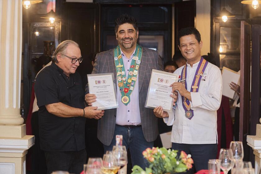 Theo thứ tự từ trái qua phải: đầu bếp Didier Corlou, ông Ravi Chunilal - Chủ tịch Hiệp hội La Chaine Việt Nam, đầu bếp Sakal Phoeung