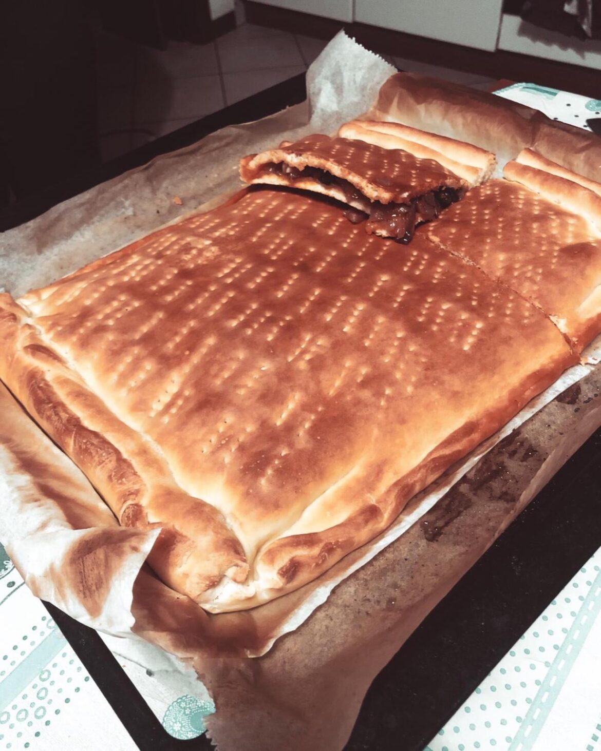 Focaccia ripiena con cipolle di Tropea e olive nere